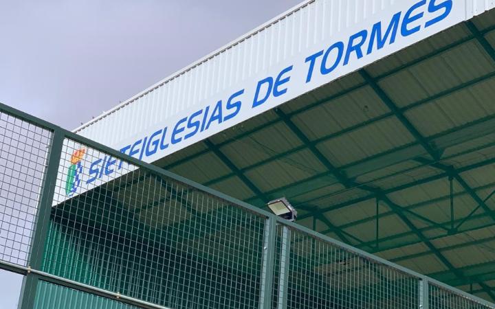 Frontón cubierto y pista de pádel